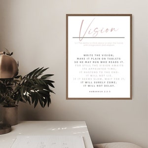 Puede incluir: Una impresi&oacute;n enmarcada con fondo blanco y texto negro. El texto dice "Visi&oacute;n" y la define como "La capacidad de pensar en el futuro o planearlo con imaginaci&oacute;n y sabidur&iacute;a." La impresi&oacute;n tambi&eacute;n incluye una cita de Habacuc 2:2-3: "Escribe la visi&oacute;n; hazla clara en tablillas para que corra quien la lea. Porque la visi&oacute;n a&uacute;n espera su tiempo se&ntilde;alado; se apresura hacia el fin - no mentir&aacute;. Si parece lenta, espera por ella; ciertamente vendr&aacute;; no se retrasar&aacute;."