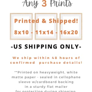 Peut inclure: Trois impressions encadrées avec le texte "Printed & Shipped!" et les tailles "8x10", "11x14" et "16x20". Le texte "US SHIPPING ONLY" est sous les cadres. Le texte "We ship within 48 hours of confirmed purchase details!" est sous le texte "US SHIPPING ONLY". Le texte "Printed on heavyweight, white matte paper - sealed in cellophane sleeve w/cardboard backing in a sturdy flat mailer for protection during shipping." est sous le texte "We ship within 48 hours of confirmed purchase details!"