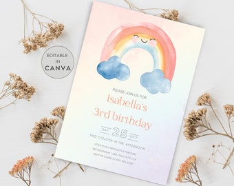 Può includere: Un invito di compleanno arcobaleno pastello con un arcobaleno sorridente e nuvole. Il testo recita "Si prega di unirsi a noi per il 3° compleanno di Isabella, Sab 25 Ott, Due del pomeriggio, Parco giochi al coperto Little Koala, 555 Magnolia Lane, Palo Alto, CA, RSVP a Clare al 555-555-5555."