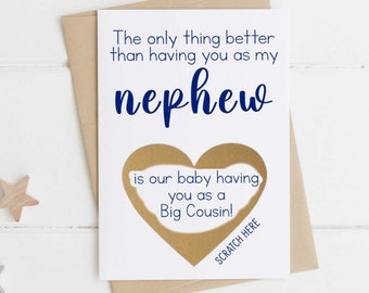 Op de afbeelding: Een witte wenskaart met de tekst "The only thing better than having you as my nephew is our baby having you as a Big Cousin!" in blauwe letters. Een gouden hartvormig krasgedeelte staat in het midden. De kaart zit in een bruine envelop.