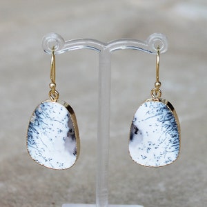 Pendientes de piedra semipreciosa de ópalo dendrita en blanco y negro con ganchos de oro de 18 quilates