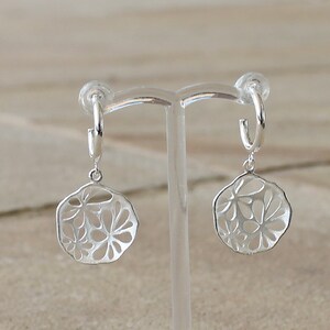Niedliche Hoop Huggies Ohrringe mit Blumen Charm aus massivem 925 Sterling Silber