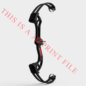 Puede incluir: Un arco compuesto negro con un acento rojo en el cuerpo. El arco tiene un diseño moderno con una forma elegante y curvada.