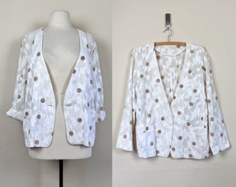 Vintage 90er 80er Jahre weißer Jacquard-Blazer mit geblümten Punkten | Kragenlose, durchsichtige Jacke mit tiefem V-Ausschnitt | 1990er- und 1980er-Jahre-Boho-Hippie