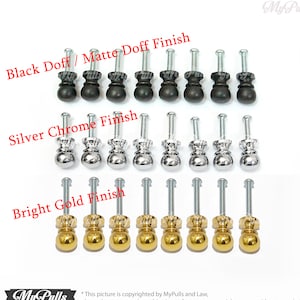 Könnte beinhalten: Ein Satz von 24 Schrankknöpfen in drei Ausführungen: Schwarz, Silberchrom und Gold glänzend. Jeder Knopf hat eine runde Kugelform und eine kleine, dekorative Basis.