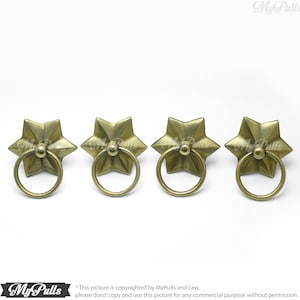 Puede incluir: Cuatro tiradores de armario de estrella de oro antiguo con asas de anillo.