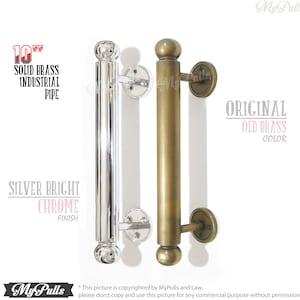 Könnte beinhalten: Zwei 25,4 cm lange, massive, industrielle Türgriffe aus Messing. Einer ist in silberglänzendem Chrom, der andere in Original-Alt-Messing ausgeführt.