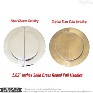 Op de afbeelding: Twee ronde trekknoppen van massief messing van 5,62 inch, een in zilveren chroom afwerking en een in originele messingkleur.