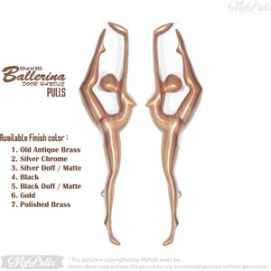 Puede incluir: Un par de tiradores de puerta de bailarina de latón macizo en acabado latón pulido. Los tiradores tienen forma de bailarina en una pose de baile. El texto "Solid brass Ballerina Door Handle Pulls" es visible en la parte superior de la imagen. El texto "Available Finish color: 1. Old Antique Brass 2. Silver Chrome 3. Silver Doff / Matte 4. Black 5. Black Doff / Matte 6. Gold 7. Polished Brass" es visible en la parte inferior de la imagen.