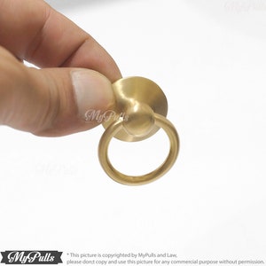 Puede incluir: Tirador de anillo de oro para gabinete con base redonda. El tirador de anillo est&aacute; hecho de lat&oacute;n macizo y tiene un acabado liso y pulido.