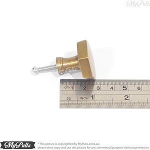 Puede incluir: Un pomo de armario de lat&oacute;n con forma hexagonal y un tornillo. El pomo mide aproximadamente 2,5 cm de di&aacute;metro.