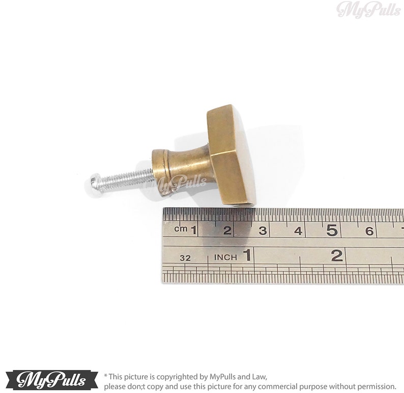 Puede incluir: Un pomo de armario de lat&oacute;n con forma hexagonal y un tornillo. El pomo mide aproximadamente 2,5 cm de di&aacute;metro.