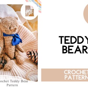 Puede incluir: Un oso de peluche tejido a ganchillo de color marrón con un lazo azul atado al cuello. El oso sostiene una pequeña ilustración de una taza de té blanca y azul. El texto TEDDY BEAR CROCHET PATTERN aparece a la derecha con iconos PDF.