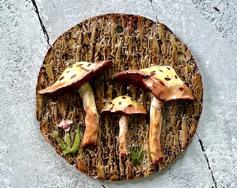Targa da muro a forma di fungo da 8 pollici, tre funghi, decorazione da cucina, dipinta a mano, firmata dall'artista, targa in gesso, decorazione da cucina a forma di fungo