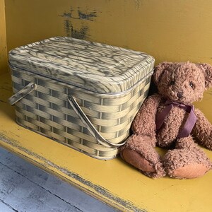 Rustic Metal Picnic Basket, Woven Metal Basket, Vintage Lunch Bow, Beige Tin Box, Food Storage, Attached Lid, Collectible Picnic Box