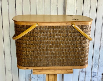 Hawkeye Picnic Basket, Burlington Picnic Basket, Vintage Basket