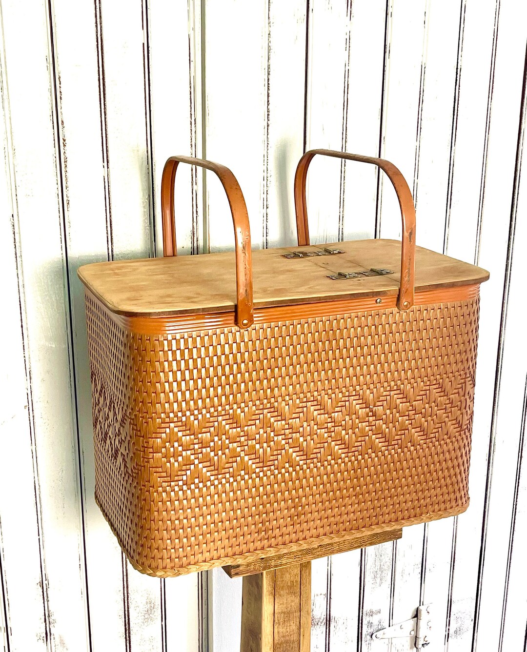 Redmon Brown Picnic Basket, Inside Riser Included, Plastic Plates