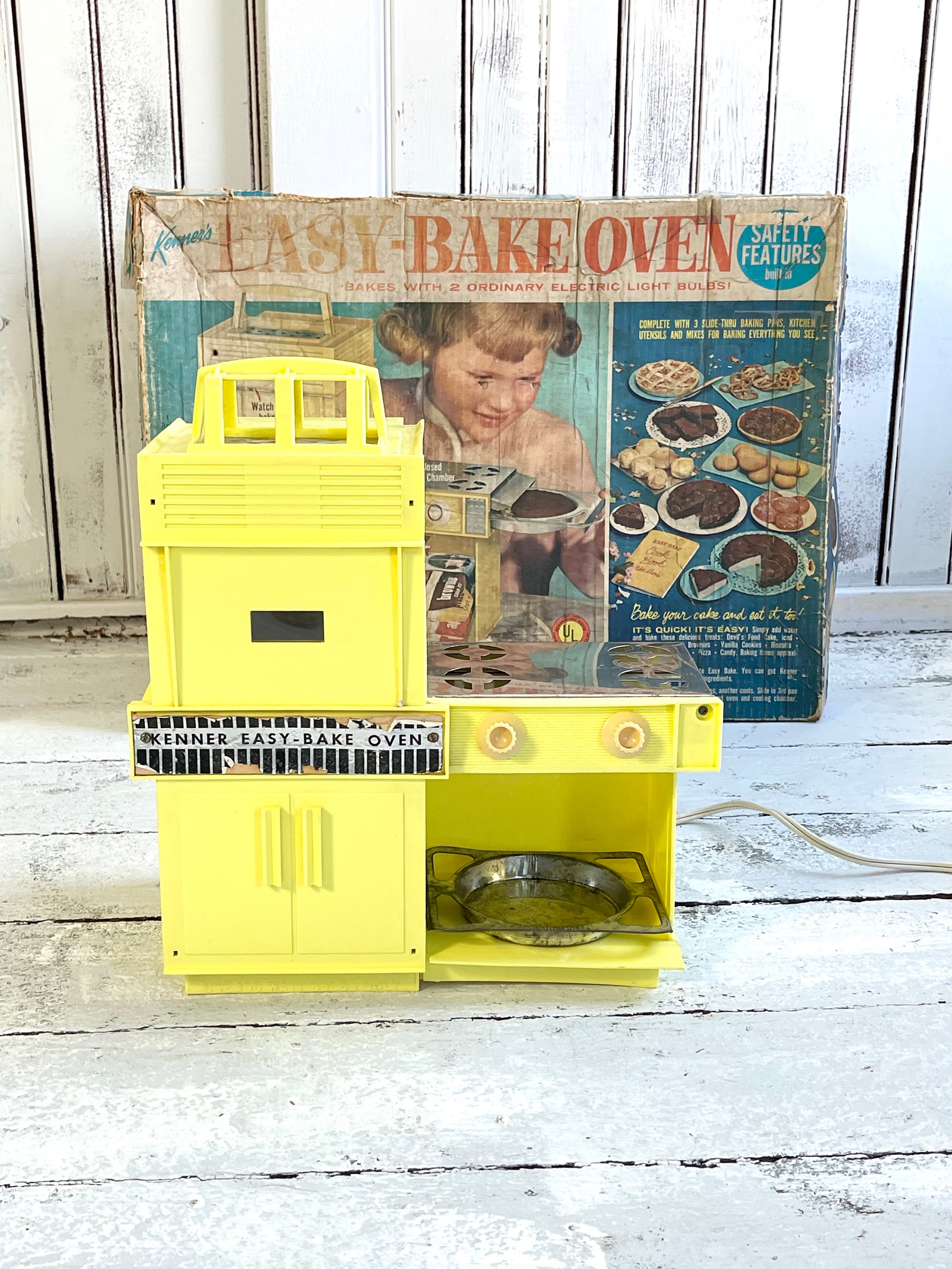 Yellow Kenner Easy-bake Oven, Original Box Included, Metal Baking Tray  Included, 60's Toys, Oven Still Works, Collectible Toys 