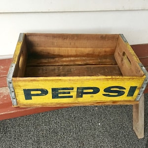 Hölzerne Pepsi-Kiste, beunruhigte Kiste, Holzkiste, Pepsi-Sammler, Pepsi-Werbung, Bauernhaus, Sammlerkiste, dekorative Kiste
