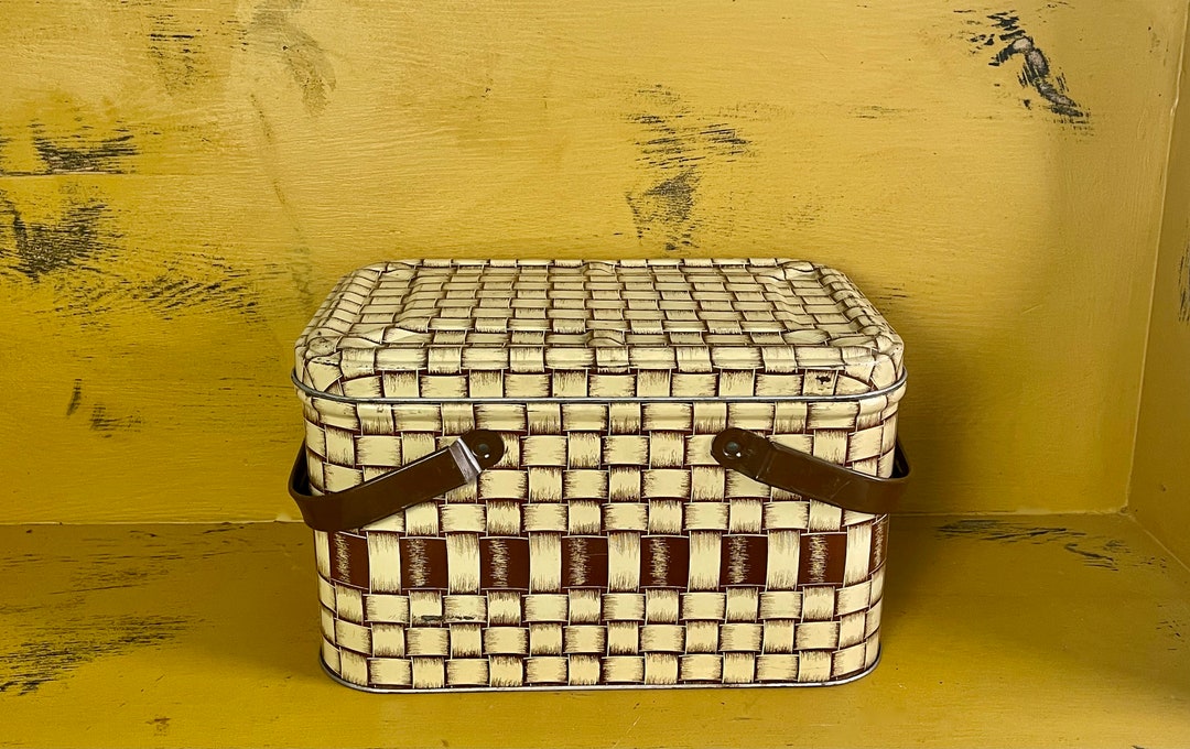 Tin Lunch Box, Vintage Picnic Basket, Beige Retro Ti Box, Lidded