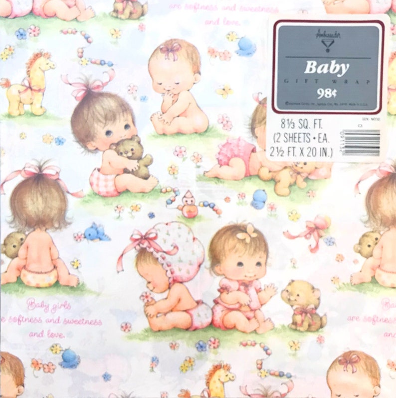 Op de afbeelding: Een roze en wit babycadeaupapier met een herhalend patroon van baby's, teddyberen en speelgoed. De tekst "Baby girls are softness and sweetness and love." is op het cadeaupapier gedrukt. De tekst "Baby Gift Wrap 98&cent;" is op een grijs label gedrukt.