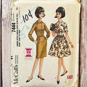 Może przedstawiać: Wzorzec szycia vintage McCall's do sukienki dla młodej kobiety w rozmiarze petite z wąską lub pełną spódnicą. Wzorzec jest oznaczony jako "Łatwy w szyciu" i zawiera instrukcje do uszycia sukienki z wąską lub pełną spódnicą. Wzorzec jest wydrukowany na białym tle z czarnym tekstem i ilustracjami.