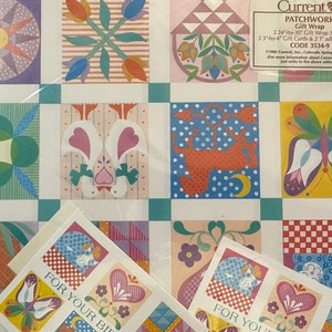 Puede incluir: Un conjunto de cuatro hojas de papel de regalo de colores con un diseño de patchwork. Cada hoja presenta un patrón diferente con mariposas, corazones y otros diseños caprichosos. Las hojas miden 57 cm por 76 cm y vienen con tarjetas de regalo de 5,8 cm por 10 cm y tiras adhesivas de 5 cm. El papel de regalo está hecho por Current, Inc. y tiene el código 3534-9.