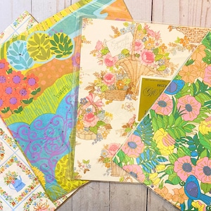 Könnte beinhalten: Vier Blätter Vintage-Blumen-Geschenkpapier. Die Papiere zeigen verschiedene Designs mit Blumen, Vögeln und dem Wort "happy".