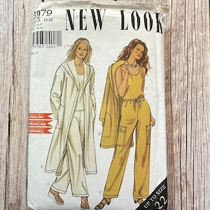 Può includere: Un cartamodello per una lunga vestaglia bianca e pantaloni abbinati, e una lunga giacca gialla con pantaloni abbinati. Il cartamodello è di New Look ed è per le taglie 10-22.