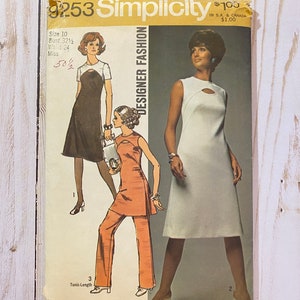 Könnte beinhalten: Vintage Simplicity Schnittmuster Nummer 9253 für ein Designer-Kleid. Das Schnittmuster umfasst drei verschiedene Stile: ein kurzärmliges Kleid mit einem Schlüssellochausschnitt, ein ärmelloses Kleid mit einem Schlüssellochausschnitt und eine Tunika mit Hose. Das Schnittmuster ist für Größe 10, Brustumfang 32 1/2 Zoll, Taillenumfang 24 Zoll.