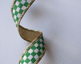 Ruban Mackenzie Childs : (vendu par mètre) Ruban à carreaux vert 2,5 cm (1 po.) finition lin d'un côté et or festif de l'autre.