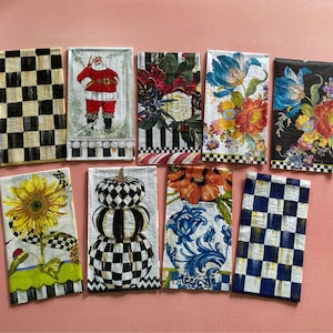 Puede incluir: Una colecci&oacute;n de diez toallas de cocina con varios dise&ntilde;os. Los dise&ntilde;os incluyen un patr&oacute;n de cuadros blanco y negro, una ilustraci&oacute;n de Santa Claus, un patr&oacute;n floral, una ilustraci&oacute;n de calabaza y una ilustraci&oacute;n de girasol.