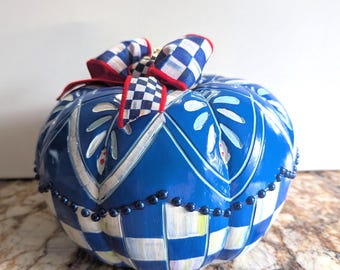 Calabaza decorativa de otoño pintada a mano con estampado de cuadros azules y blancos, 8.5 pulgadas de ancho.