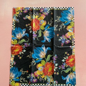 Puede incluir: Borde con cuadros negros y blancos con un dise&ntilde;o floral que presenta flores y hojas coloridas sobre un fondo negro.