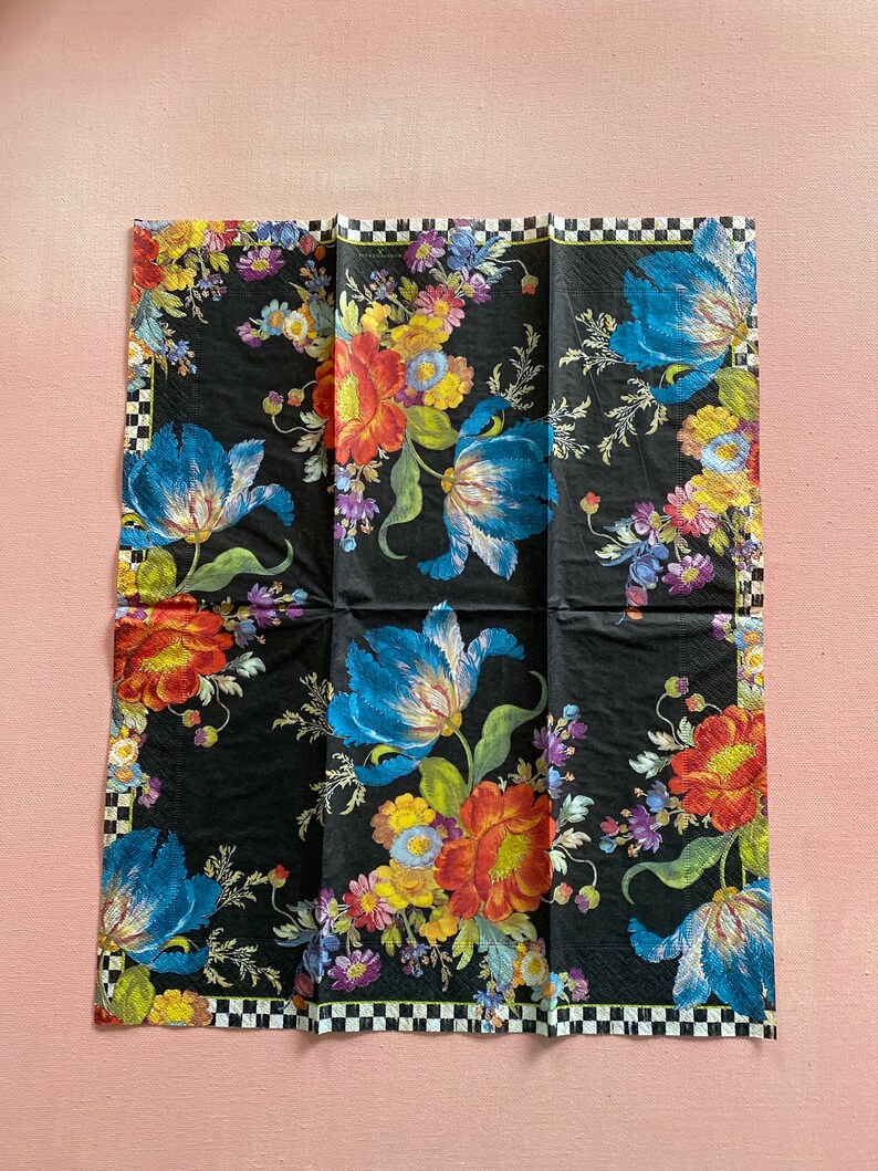Puede incluir: Borde con cuadros negros y blancos con un dise&ntilde;o floral que presenta flores y hojas coloridas sobre un fondo negro.