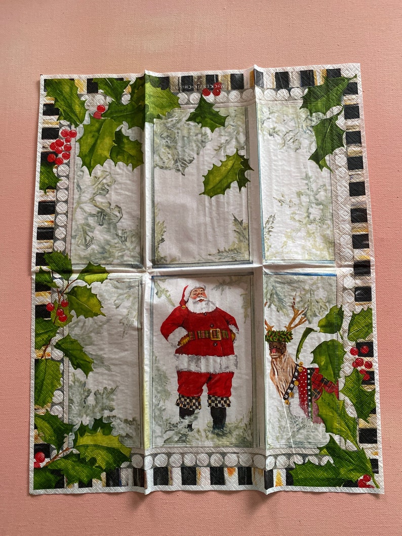 Puede incluir: Una servilleta de papel blanca con un borde a cuadros blanco y negro y un borde de acebo verde. La servilleta presenta una ilustraci&oacute;n de Pap&aacute; Noel y una ilustraci&oacute;n de reno. El texto "Feliz Navidad" est&aacute; impreso en la servilleta.