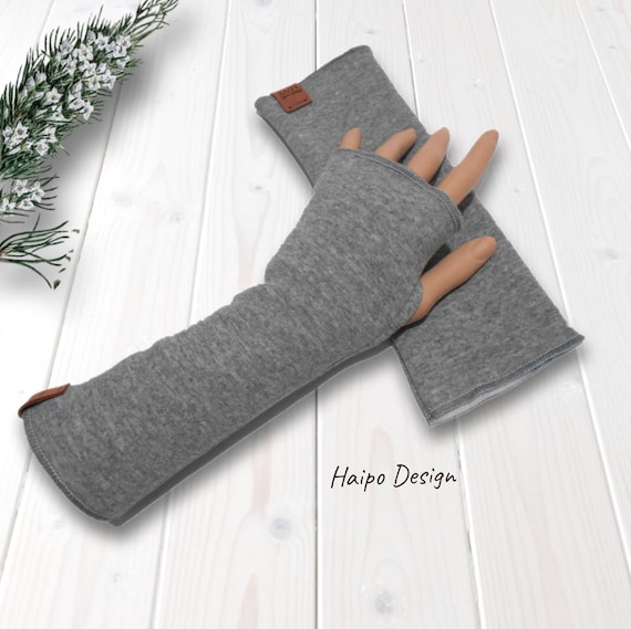 Cuffs with thumb hole made of alpine fleece, long hand warmers, women's men's wrist warmers, light grey white