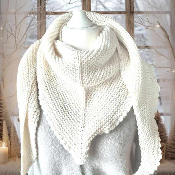 Pure cashmere triangular shawl in natural white — Handmade, luxurious & timeless