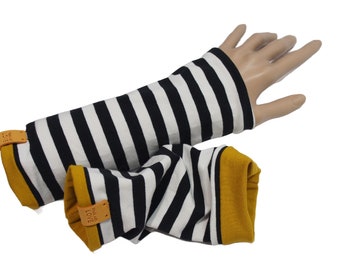 Arm warmers Arm warmers in black and white stripes, wrist warmers to turn