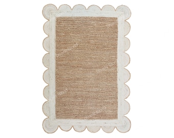 Könnte beinhalten: Ein Naturfaser-Teppich mit einem weißen, gewellten Rand. Der Teppich ist aus einem gewebten Material und hat eine hellbraune Farbe.