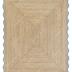 Puede incluir: Una alfombra de fibra natural con un patr&oacute;n geom&eacute;trico de color marr&oacute;n claro. La alfombra tiene un borde azul festoneado.