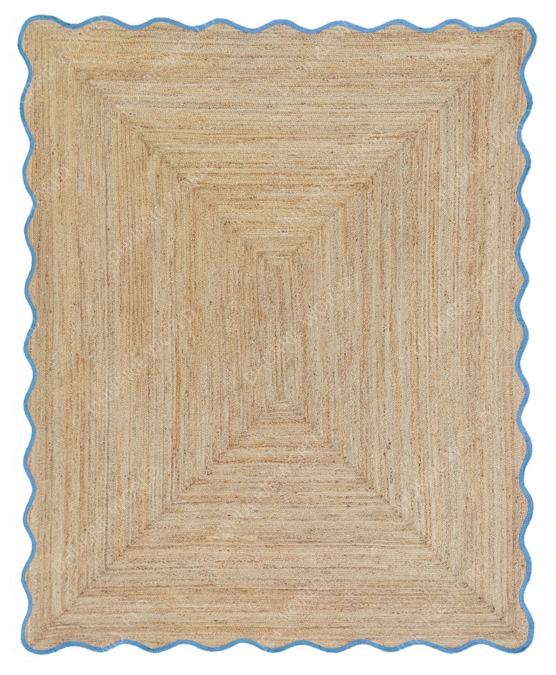 Puede incluir: Una alfombra de fibra natural con un patr&oacute;n geom&eacute;trico de color marr&oacute;n claro. La alfombra tiene un borde azul festoneado.