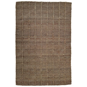 Puede incluir: Una alfombra rectangular tejida de color marr&oacute;n con un patr&oacute;n de cuadr&iacute;cula. La alfombra est&aacute; hecha de una fibra natural, posiblemente yute o sisal, y tiene un aspecto texturizado. El patr&oacute;n de cuadr&iacute;cula se crea mediante la t&eacute;cnica de tejido.