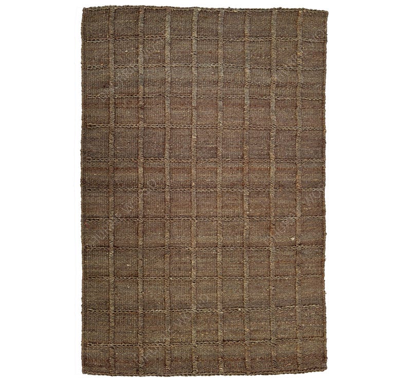 Puede incluir: Una alfombra rectangular tejida de color marr&oacute;n con un patr&oacute;n de cuadr&iacute;cula. La alfombra est&aacute; hecha de una fibra natural, posiblemente yute o sisal, y tiene un aspecto texturizado. El patr&oacute;n de cuadr&iacute;cula se crea mediante la t&eacute;cnica de tejido.