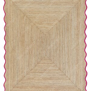Puede incluir: Una alfombra de fibra natural con un patr&oacute;n geom&eacute;trico y un borde rosa festoneado.