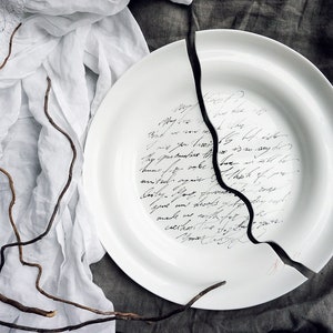 Objet d'art original - Lettre d'amour manuscrite calligraphiée avec de l'encre acrylique noire sur une assiette en porcelaine blanche cassée, signée par l'artiste