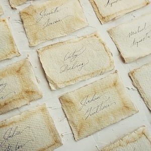 Cartes de noms manuscrites calligraphiées sur du papier coton vieilli fait main pour une réception de mariage, un dîner - Unique, personnalisé