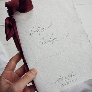 Folleto de lectura de boda personalizado en papel de algodón hecho a mano con cinta de seda teñida a mano en escritura caligráfica - Votos de boda, discurso
