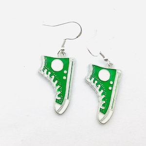 Grüne Converse Sneaker Ohrringe, ausgefallene Ohrringe, Charm Ohrringe