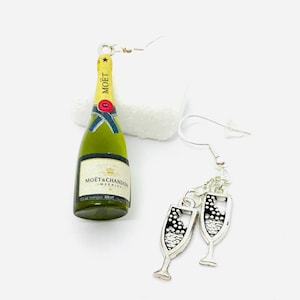 Orecchini pendenti con bottiglia di vino champagne glter in